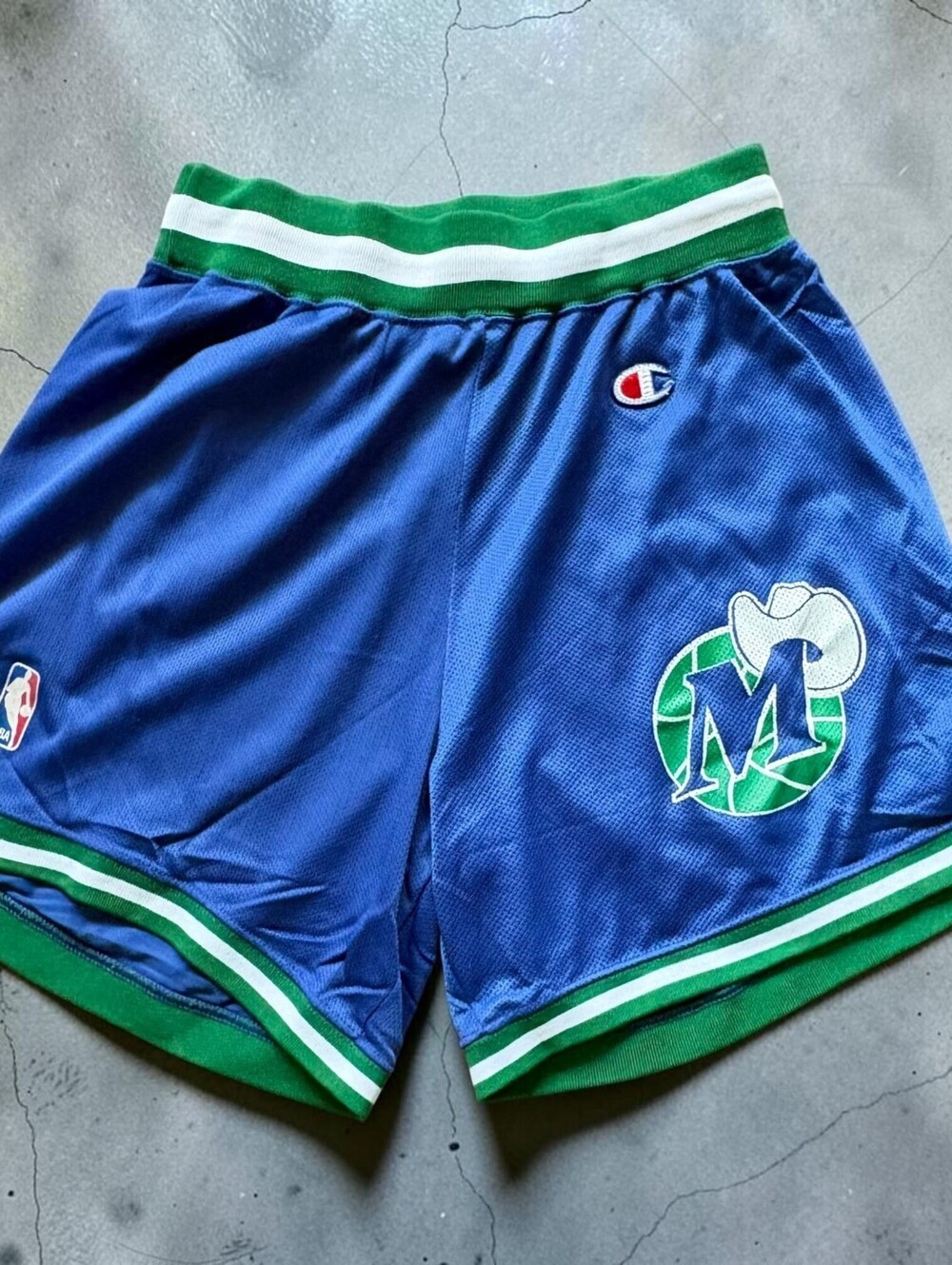 Vintage 80s90s Champion Dallas Mavericks MLB Nylon Basketball Shorts Size Medium